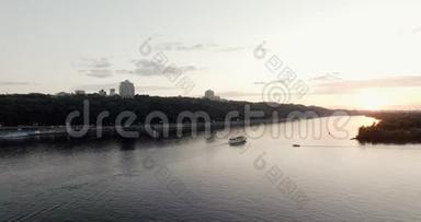 5月初日落，基辅市的Dnieper河<strong>高品质</strong>10位镜头。 非常简单的颜色校正
